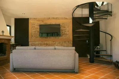 Una televisión o centro de entretenimiento en Aurea Glamping Domo Geodésico de lujo