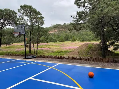 Instalaciones para jugar a tenis o squash en Aurea Glamping Domo Geodésico de lujo o alrededores