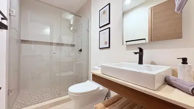 Un baño de Amhara Marina Mazatlán | Departamentos boutique estilo Tulum a pasos del mar