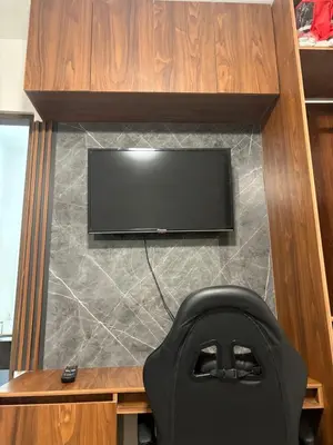 Una televisión o centro de entretenimiento en Cuarto independiente frente al museo del desierto