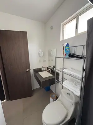 Un baño de Cuarto independiente frente al museo del desierto