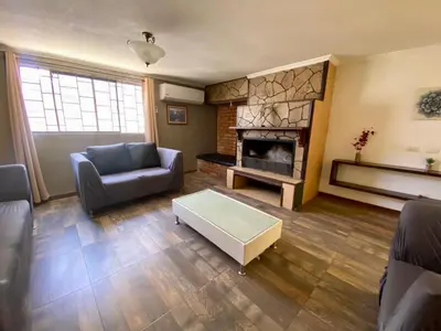 Zona de estar de Casa en zona residencial privada, con estacionamiento electrico en Cuauhtemco, Chihuahua