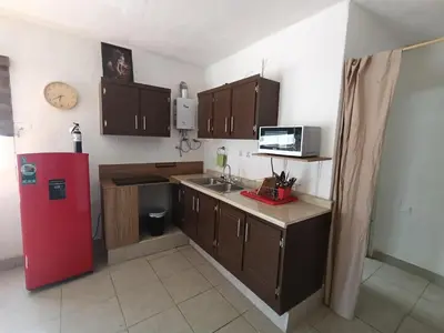 Una cocina o zona de cocina en Departamento cerca del aeropuerto