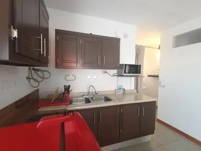 Una cocina o zona de cocina en Departamento cerca del aeropuerto