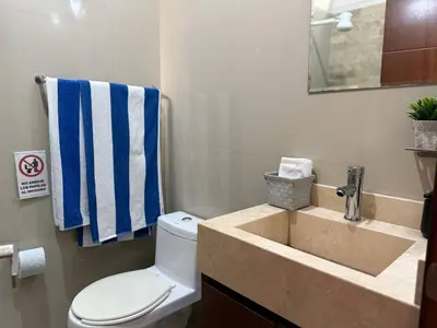 Un baño de Depa A Unos Pasos de la Playa y Zona Dorada