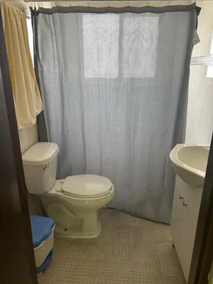 Un baño de Renta de habitación equipada para ejecutivos