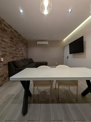 Una televisión o centro de entretenimiento en Lina Élite Suites