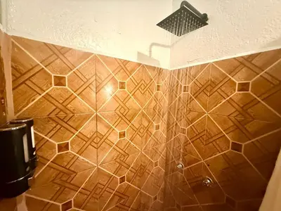 Un baño de Comod Inn