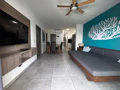 Una televisión o centro de entretenimiento en Pacífika Condominio