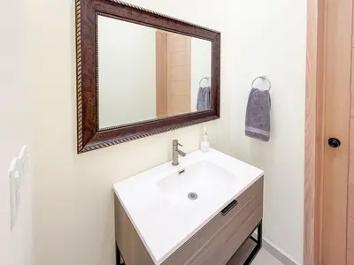 Un baño de Ocean View House 2R/2.5B c/ Alberca & Asador