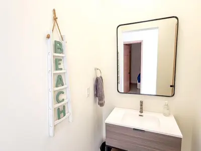 Un baño de Ocean View House 2R/2.5B c/ Alberca & Asador