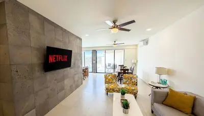 Una televisión o centro de entretenimiento en Ocean View House 2R/2.5B c/ Alberca & Asador