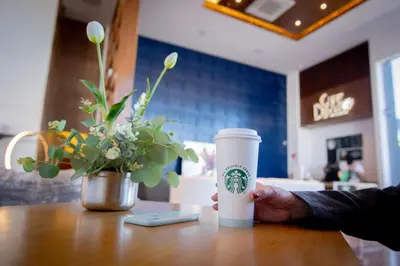 Utensilios para hacer té y café en Hotel Dublé