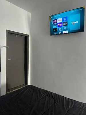 Una televisión o centro de entretenimiento en Departamento LUNA