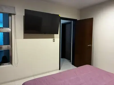 Una televisión o centro de entretenimiento en Depa Frente al Parque Central, Excelente Ubicacion
