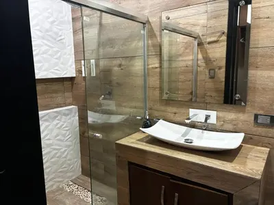 Un baño de Depa Frente al Parque Central, Excelente Ubicacion