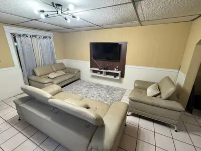 Una televisión o centro de entretenimiento en Casa visas656