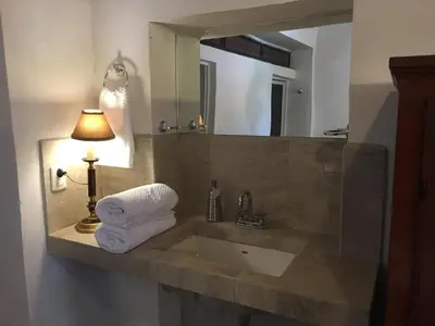 Un baño de Nice air-conditioned studio in a magical village