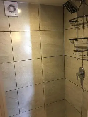 Un baño de Nice air-conditioned studio in a magical village