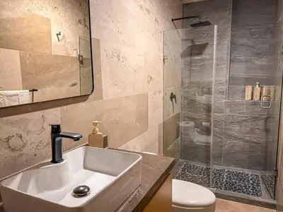 Un baño de Historic Center with Pool, Gym & Cowork