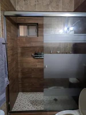 Un baño de Comfortable house 15 min Consulate 10 min Bridge