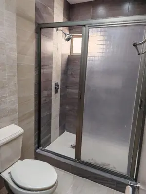 Un baño de Comfortable house 15 min Consulate 10 min Bridge