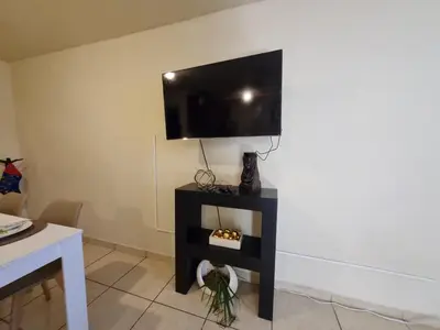 Una televisión o centro de entretenimiento en Casa centrica y acogedora para tu visita a Hermosillo
