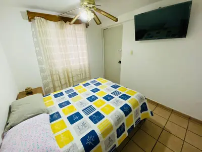 Una televisión o centro de entretenimiento en SmartStay House Spacious, equipped and comfortable