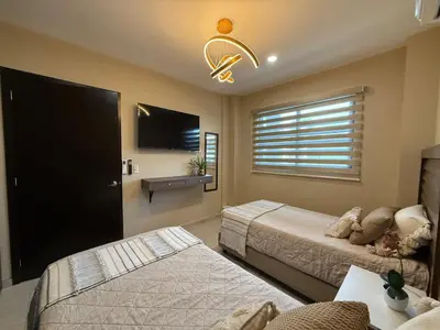 Cama o camas de una habitación en Modern apartment overlooking the ocean in front of the esplanade