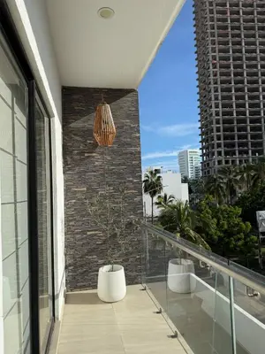 Un balcón o terraza de Modern apartment overlooking the ocean in front of the esplanade