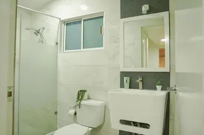 Un baño de Casa Prisma amplitud y privacidad