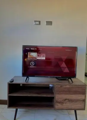 Una televisión o centro de entretenimiento en Hermosa Residencia Moderna a 3 min del Consulado Americano