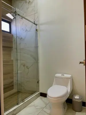 Un baño de Hermosa Residencia Moderna a 3 min del Consulado Americano
