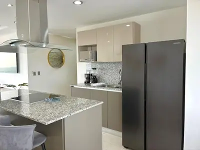 Una cocina o zona de cocina en Vista al Mar desde el piso 20, Moderno Con Alberca
