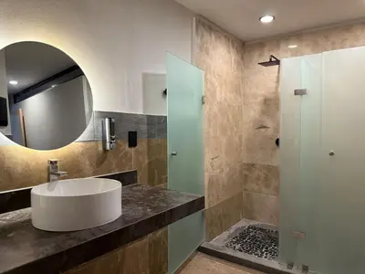 Un baño de A pasos de la Playa y de Olas Altas, con Alberca
