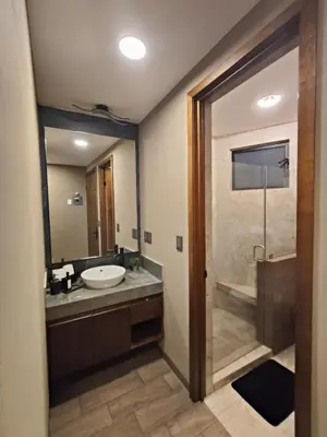 Un baño de Loft moderno y acogedor