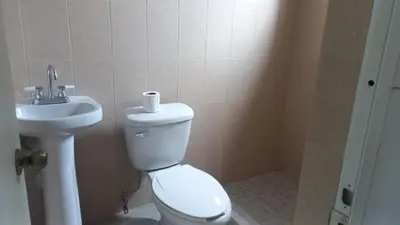 Un baño de Spacious house near the beach