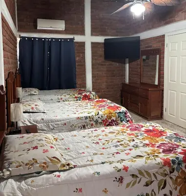 Cama o camas de una habitación en Los Abuelos Huerta, Event Gardens Lodging Farm Los Mochis