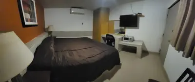 Una televisión o centro de entretenimiento en hotel villa del sol chihuahua