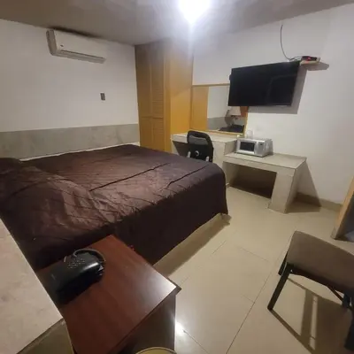 Una televisión o centro de entretenimiento en hotel villa del sol chihuahua
