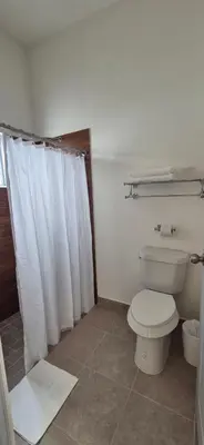 Un baño de Suites EL FARO San Carlos