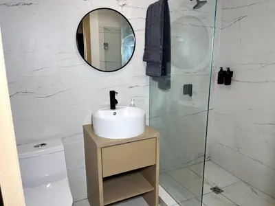 Un baño de Garmendia1 New Downtown Ground Floor Apartment