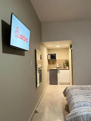 Una televisión o centro de entretenimiento en New and Fully-equipped Ground Floor Apartment