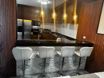 Zona de estar de Depto para 5 cerca de aeropuerto Cocina amplia AC