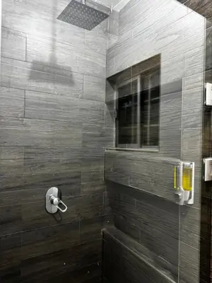 Un baño de Depto para 5 cerca de aeropuerto Cocina amplia AC