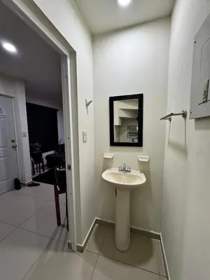 Un baño de Casa en Privada con Alberca!