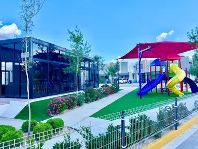 Zona de juegos infantil en Casa Marsella Privada y Moderna 1