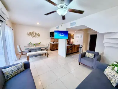 Una televisión o centro de entretenimiento en Casa Marsella 2 Privada y Moderna