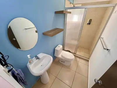 Un baño de Almar Departamento con alberca cerca de la playa