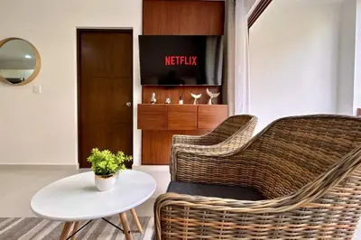 Una televisión o centro de entretenimiento en Oceanna. Acogedor departamento a pasos de la playa